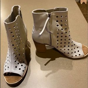 Brand New Toms Size 8 White Heel Shoes!